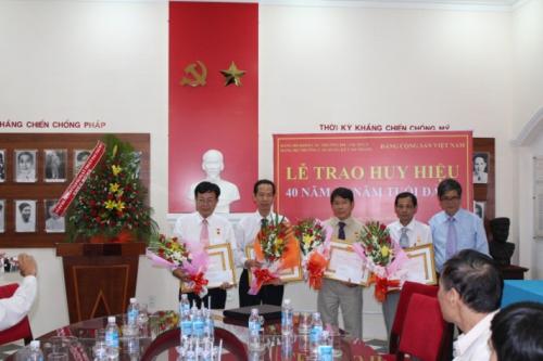 Đảng bộ Khối các Trường ĐH-CĐ-TCCN trao huy hiệu 40 năm và 30 năm tuổi Đảng cho cán bộ đảng viên Trường CĐ Kỹ thuật Cao Thắng